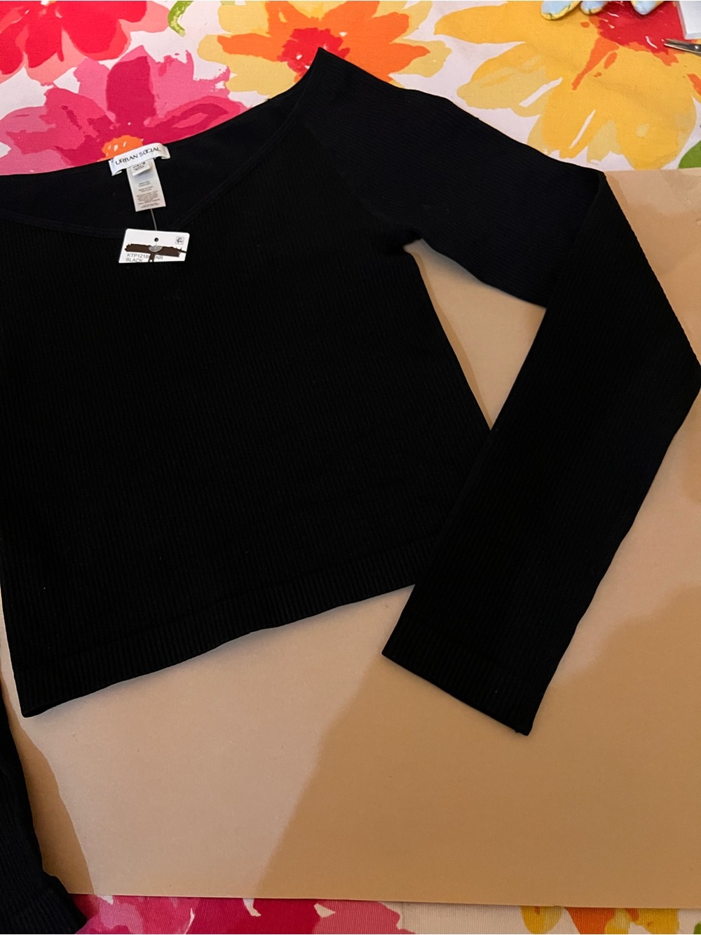 Classic Black V-Neck Ribbed Knit Sweater XS/S - Picture 6 of 6